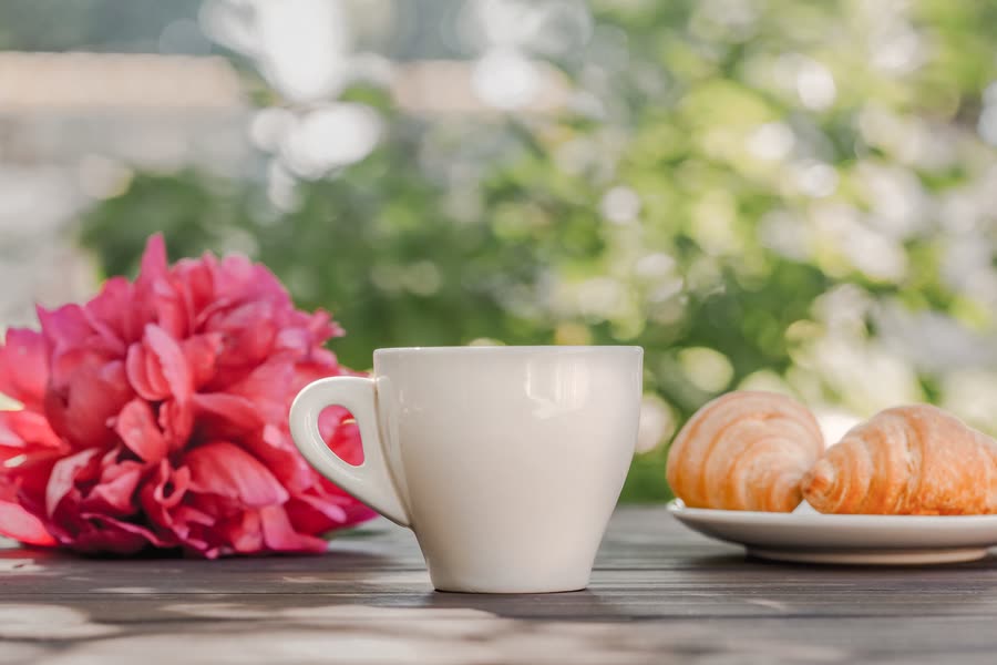 Kaffekopp på bord i trädgården